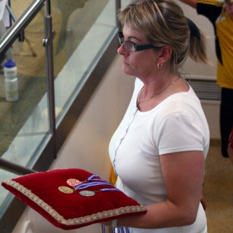 Ásta á leið í verðlaunaafhendingu.