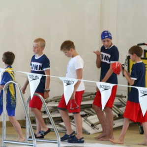 12 ára og yngri Óðinsstrákar á leið í boðsund.