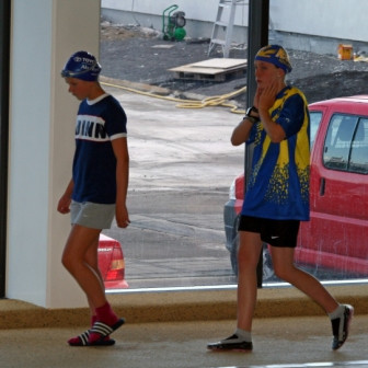 Júlía Ýr marserar inn.