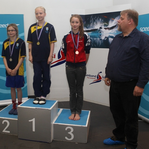 Elísa með verðlaun.