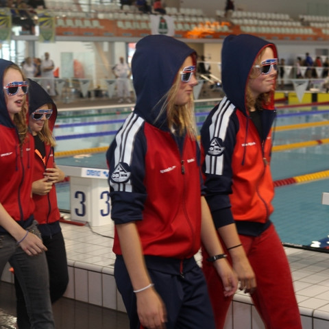 Svöl boðssundssveit á leið til að ná í gullið.