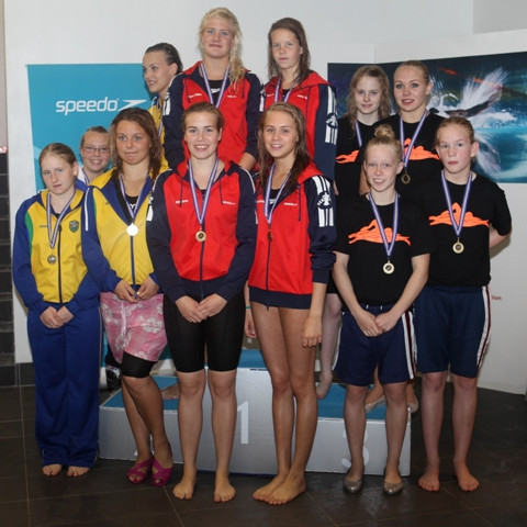 15-16 ára Óðinsstelpur tóku gull í öllum boðsundum. Hér Dóra Sigga, Júlía Ýr, Elín og Hildur.