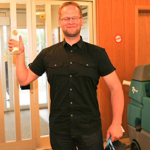 Stoltur pabbi með verðlaun Nönnu fyrir að vera stigahæsta meyjan.