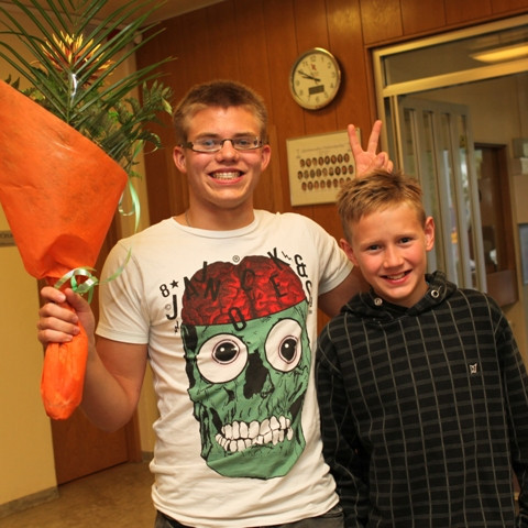 Kári og Tómas með blómin sem mamma hans fékk á lokahófinu.