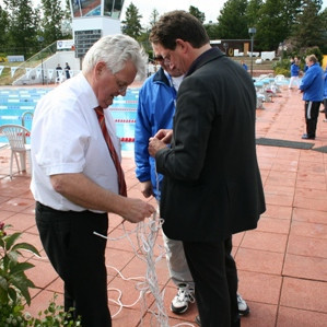Greitt ur flækjunni- Gísli Kr. Lórenzson, forstöðumaður Sundlaugarinnar og Kristján Þór taka höndum saman.