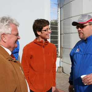 Gísli Kr. Lórenzson og Elín Gísladóttir, sem senn tekur við starfi forstöðumanns Sundlaugar Akureyrar, á tali við Hörð Oddfríðarson.