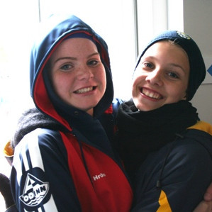 Þótt keppt sé í lauginni er hægt að vera vinir þar fyrir utan.