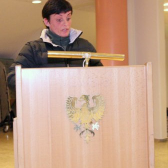 Sigga fer yfir reikninga.