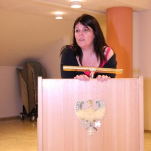 Ólína gekk nú úr stjórn.