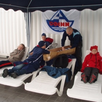 Einar að vinna í tjaldinu og Valgeir virðist hafa eitthvað til málanna að leggja.