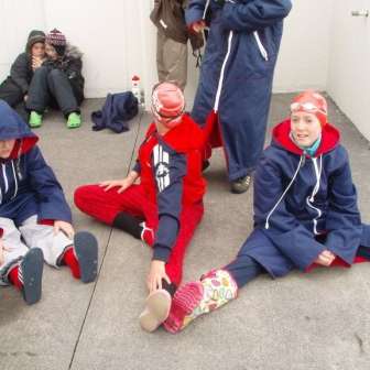 Hitað upp á bakkanum.