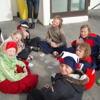 Spilað á bakkanum.