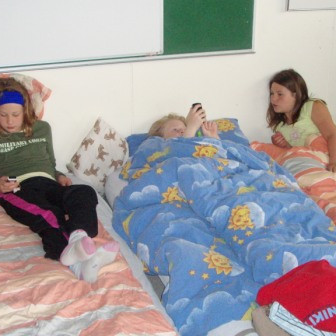 Stelpurnar að fara í háttinn.