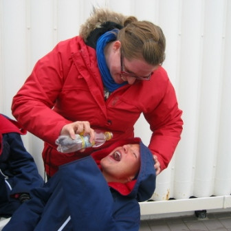 Mikilvægt að drekka vel á sundmótum. Ragga og Kristín Ása.