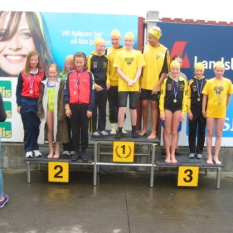 12 ára og yngri á palli fyrir 4x50 fjór. Kristín Ása Sverrisdóttir, Bryndís Bolladóttir, Rakel Baldvinsdóttir og Nanna Björk Barkardóttir.