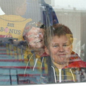 Valgeir og Maron brosmildir bakvið gler.