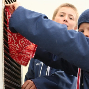 Helgi og Valgeir þurrka sundskýlurnar.