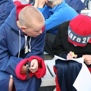 Kári vandar sig við að merkja í keppnisskrána.