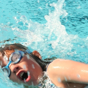 ...og tekur duglega á.