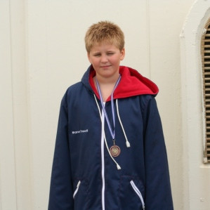 Maron með góðmálm um hálsinn.