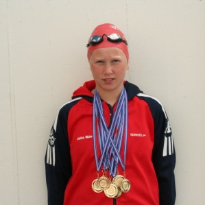 Júlía með verðlaunasafnið.