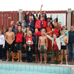 Sundmenn og þjálfarar með bikarinn góða fyrir að vinna mótið sem stigahæsta lið!