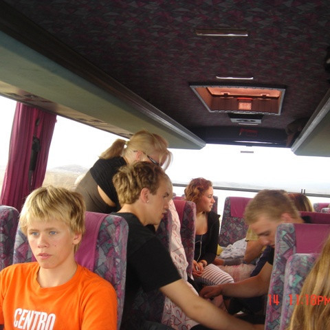 Spjallað í rútunni.