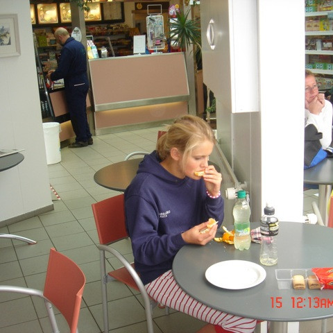 Ásta að næra sig.