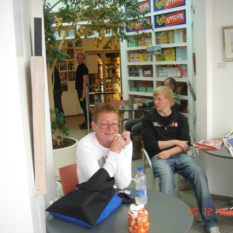 Karen og Jóhann Tryggvi í baksýn.