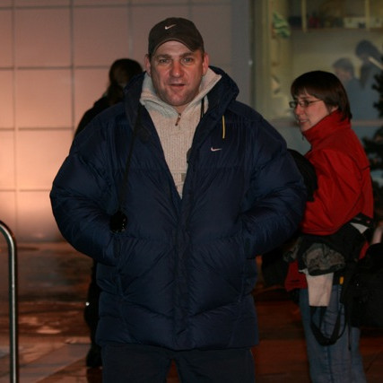 Vlad mættur í rétta klæðnaðinum.