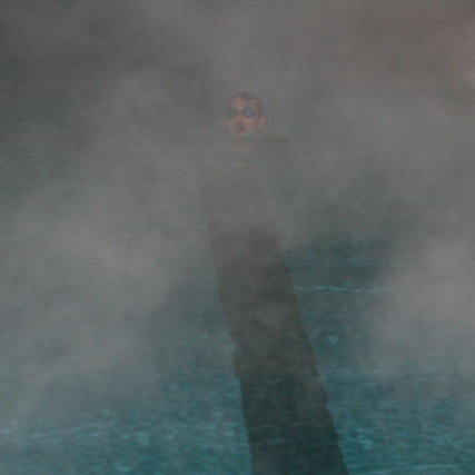 Og sjá  - eins og fyrir kraftaverk birtist allt í einu sundmaður út úr þokunni. :)