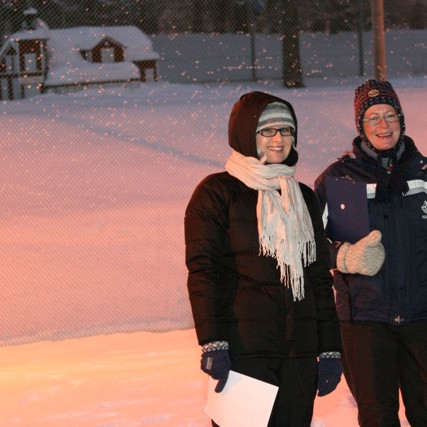 Elsa og Karen svalar í dómgæslunni.