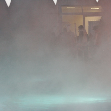 Lýsnadi fyrir ástandið. Hér er verið að halda sundmót.