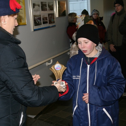 Ásta formaður afhendir Oddi Viðari Malmquist viðurkenningu fyrir samanlagt 3 stigahæstu sund sveinaflokks.
