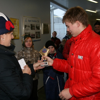 Tómas Leó Halldórsson fær viðurkenningu hjá Ástu fyrir piltaflokkinn.