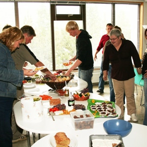 Tékkað á veitingunum.