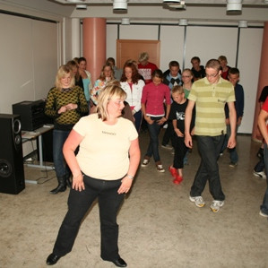 Steina mamma Baldurs tók liðið í línudanskennslu.