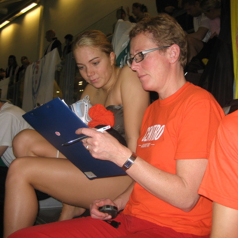 Sigrún og Karen skoða mótsskránna