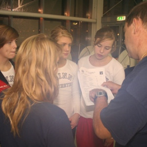 Vlad leggur á ráðin  með krökkunum.