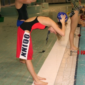 Hildur gerir klárt til að troða sundhettunni á