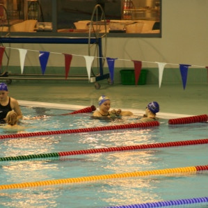 Spjallað eftir sund.