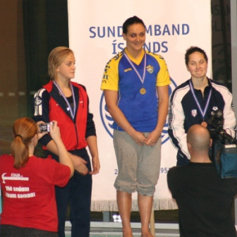 Bryndís á palli í 100 flug.