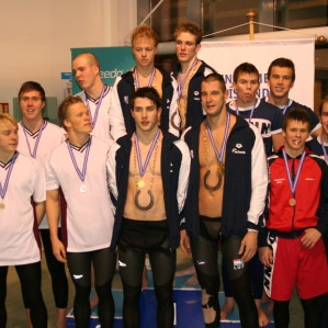 Strákarnir á palli fyrir 4x100 skrið.