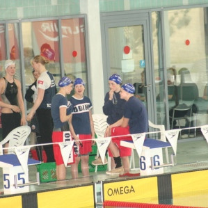 Kvennasveitin að gera klárt fyrir boðsund.