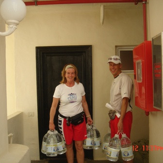 Vatnsburður er helsta líkamsrækt fararstjóranna.