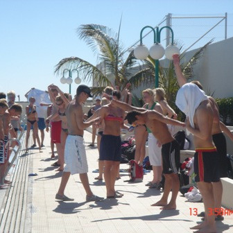 Hitað upp á bakkanum.