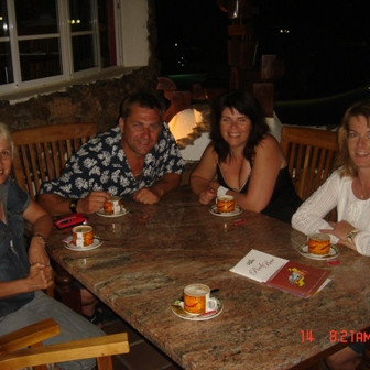 Þjálfarar og fararstjórar fá sér kvöldkaffi.