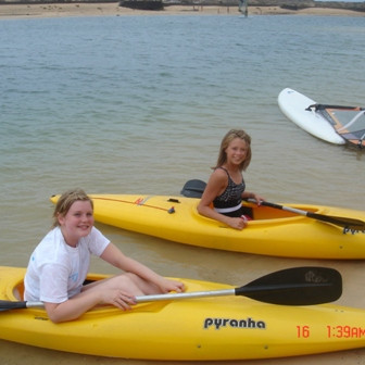 Sóley og Hildur á kæjak.