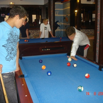 Á kvöldin er vinsælt að spila pool.