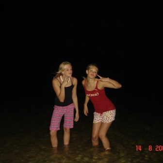 Brugðið á leik á ströndinni.